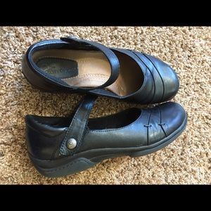 Size 8 earth origins “mary janes”